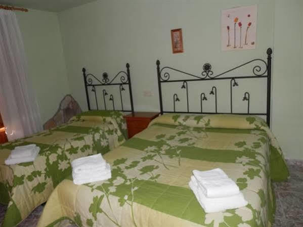 Hostal El Portalico Linares de Mora Екстериор снимка